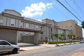 Fachada de hospital público em Araraquara, com pacientes, acompanhantes e movimentação de pessoas na entrada.